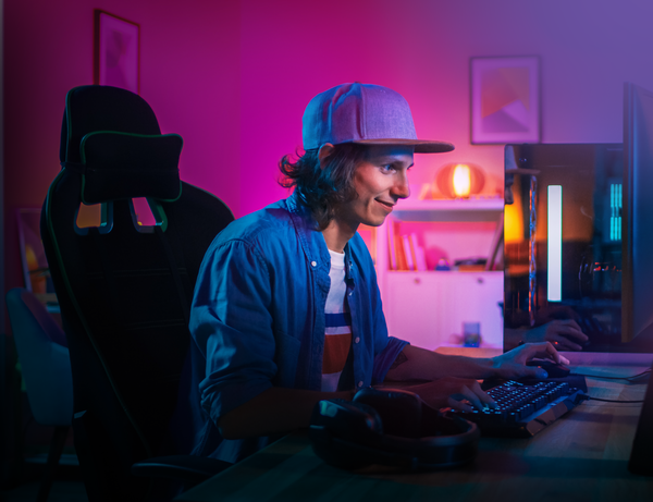 Gamingowe stanowisko z dwoma monitorami zamontowanymi na ramieniu DM8210 z podświetleniem RGB